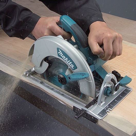 Пила дискова   1800Вт 210мм 5.1кг Makita 5008MG