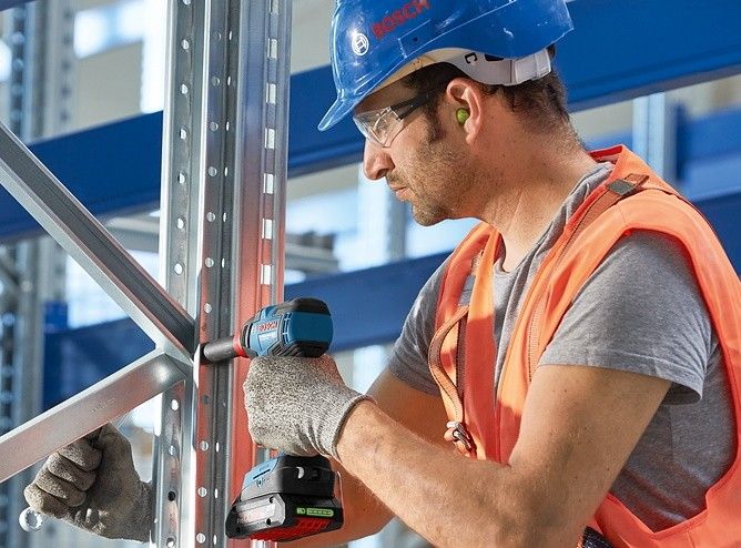 Гайковерт ударний акумуляторний Bosch Professional GDX 18V-200 З 18В АКБ 2х5А·год 3400об/хв 200Нм М6-М16 1.2кг