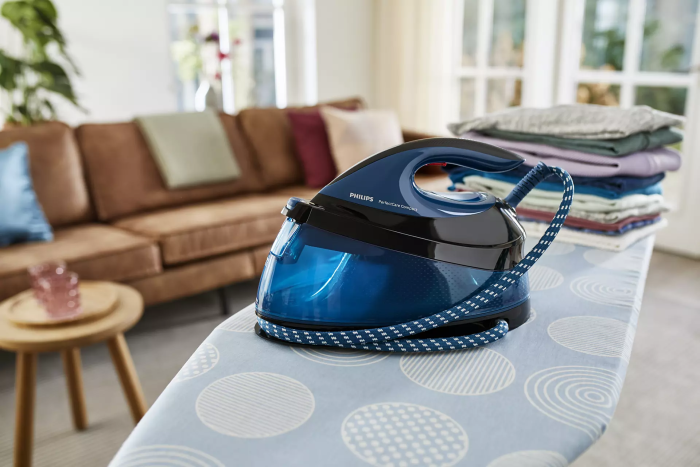 Утюг-парогенератор Philips PerfectCare Compact, 2400Вт, 1500мл, паровой удар -420гр, постоянный пар - 120гр, керам. подошва, синий