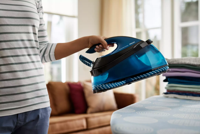 Утюг-парогенератор Philips PerfectCare Compact, 2400Вт, 1500мл, паровой удар -420гр, постоянный пар - 120гр, керам. подошва, синий