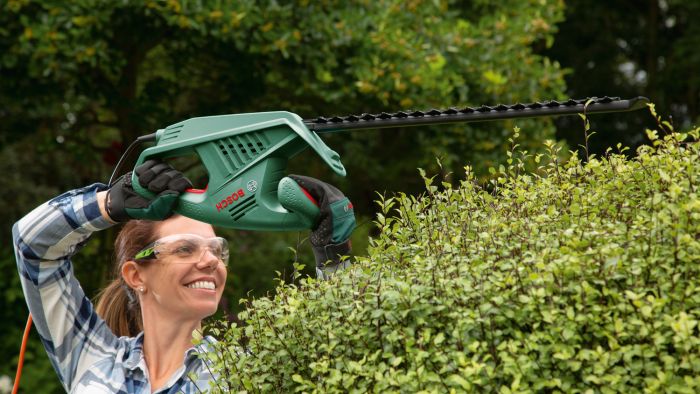 Кусторез Bosch EasyHedgeCut 55, 450Вт, лезвие 55см, шаг реза 16мм, 2.7кг