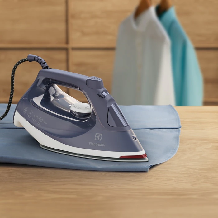 Праска Electrolux, 2400Вт, 330мл, паровий удар 160гр, керам. підошва, сіро-білий