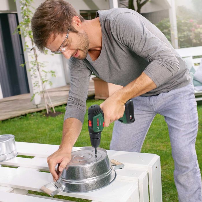 Шуруповерт-дрель Bosch UniversalDrill 18V, 2x1.5Ач, 40Нм, 440/1450 об/мин, ЗУ, 1.2кг, кейс