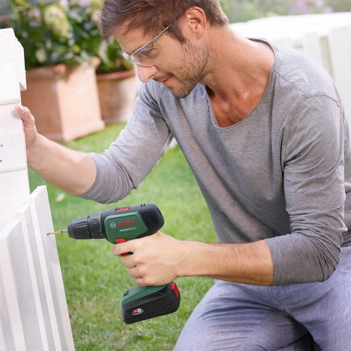 Шуруповерт-дрель Bosch UniversalDrill 18V, 2x1.5Ач, 40Нм, 440/1450 об/мин, ЗУ, 1.2кг, кейс