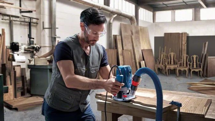 Фрезер Bosch GOF 130, 1300Вт, цанга 6 та 8мм, 11000-28000об/мин, 3.5кг