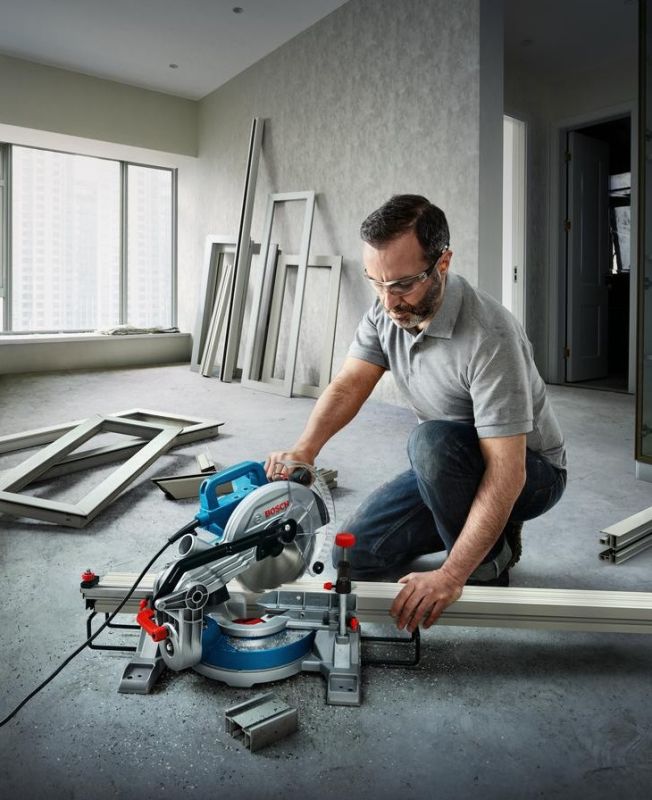 Пила торцовочная Bosch GCM 216, 1300Вт, диск 216мм, 10.1кг