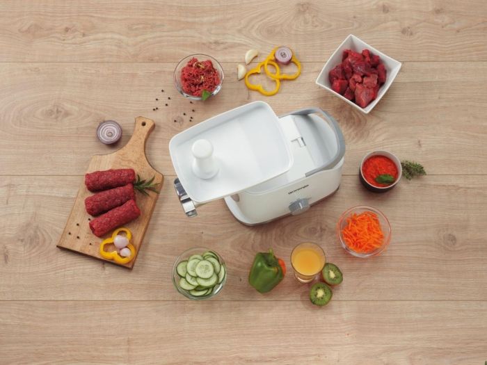 Мясорубка Gorenje, 1800Вт, 2.1кг/мин, 2 решетк, насадка для колбас, кеббе, томатов, 3 терки, пластик/металл, белый