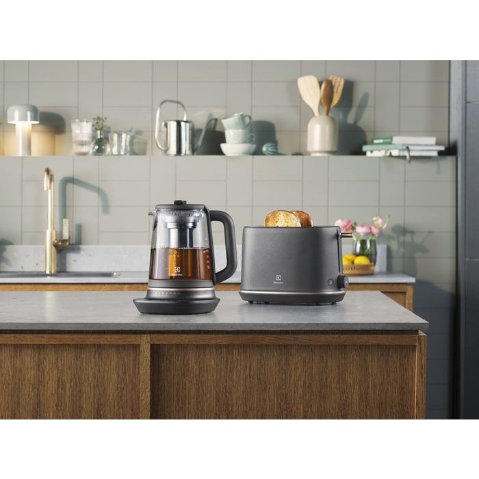 Електрочайник Electrolux 1.7л, Strix, скло, заварник, підтримка температури, чорний