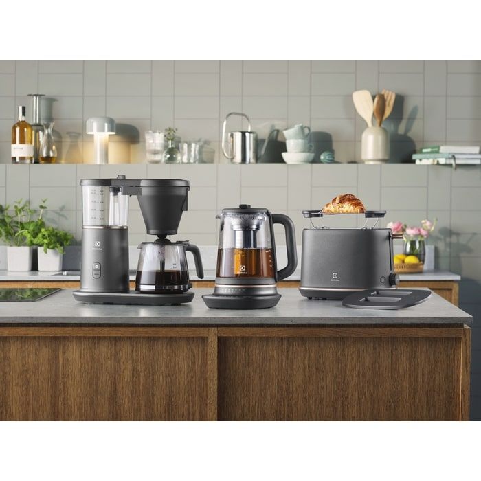 Електрочайник Electrolux 1.7л, Strix, скло, заварник, підтримка температури, чорний