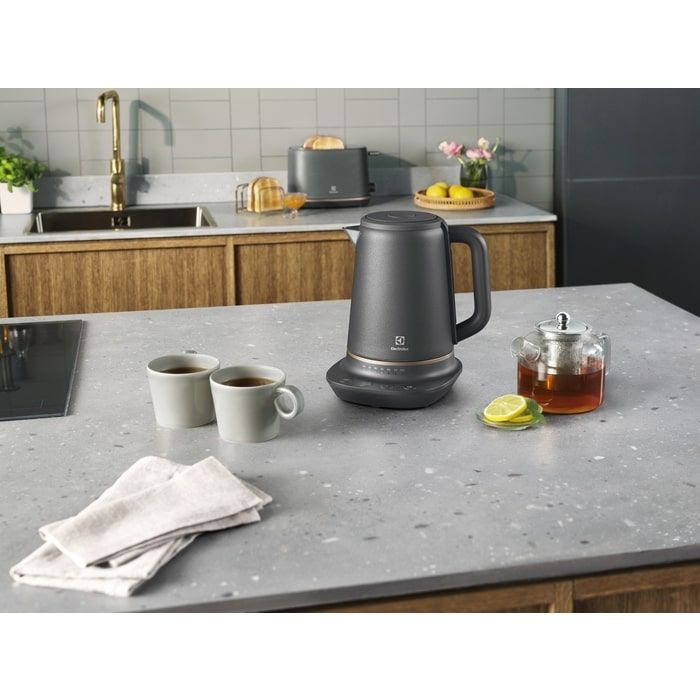 Електрочайник Electrolux 1.7л, Strix, метал, підтримка температури, чорний матовий