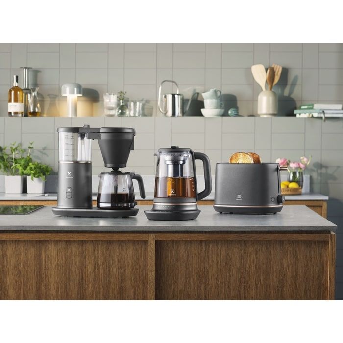 Електрочайник Electrolux 1.7л, Strix, метал, підтримка температури, чорний матовий
