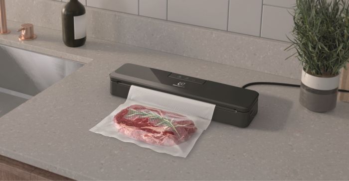 Вакууматор Electrolux для рулонов, пакетов и контейнеров, 80Вт, 30см, электронное управл., +10 пакетов, пластик, черный