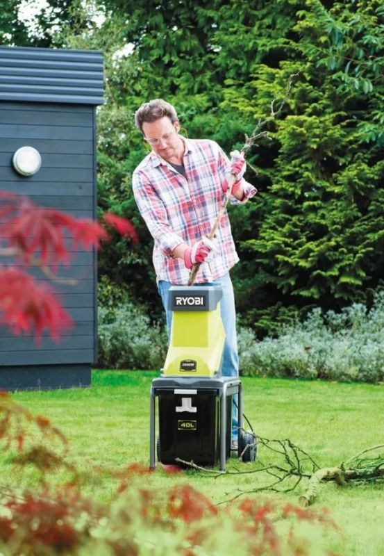 Подрібнювач садовий мережевий Ryobi RSH2545B 2500Вт 45мм 40л ніж 13.4кг