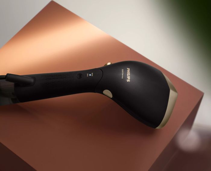 Отпариватель PHILIPS компактный, 1500Вт, 100 и 200мл, постоянный пар - 28гр, керам. подошва, черный