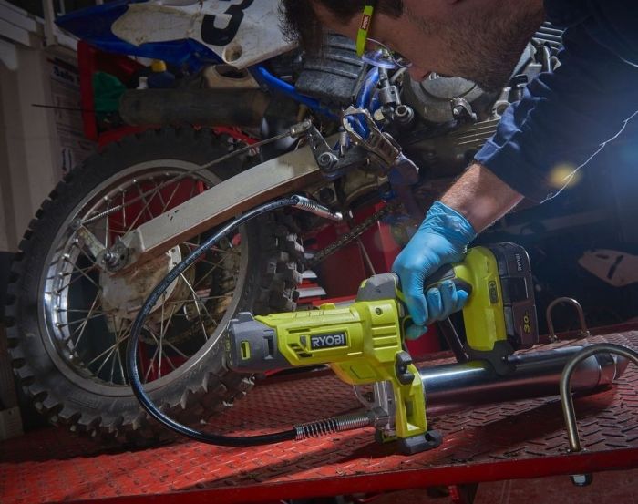 Пистолет смазочный аккумуляторный Ryobi ONE+ R18GG-0 18В 210г·мин 690бар 0.35кг без АКБ и ЗУ