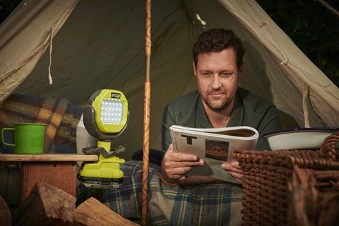 Фонарь инспекционный аккумуляторный Ryobi ONE+ RLCL18-0, 18В, 1000лм, 2 функции освещения, зажим без АКБ и ЗУ