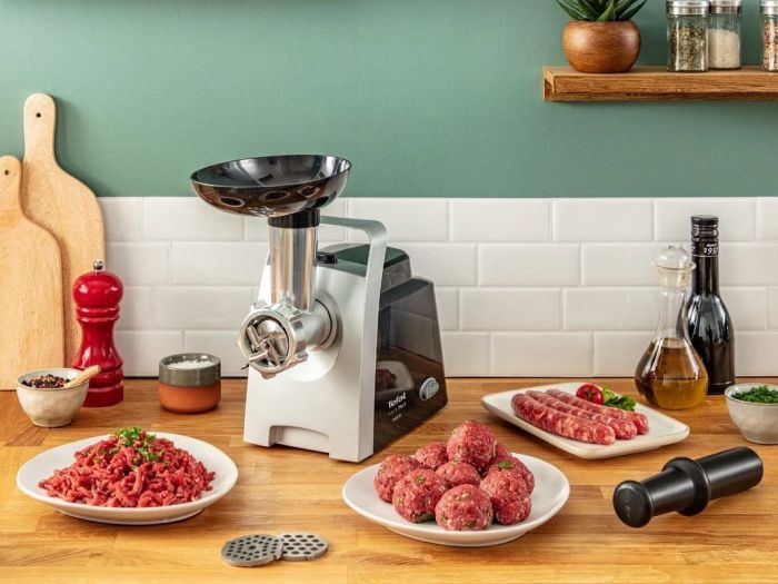 Мясорубка Tefal HV1 7in1, 1400Вт, 1.7кг/мин, 2 решетки, насадка для колбас, томатов, 3 терки, пластик, черный