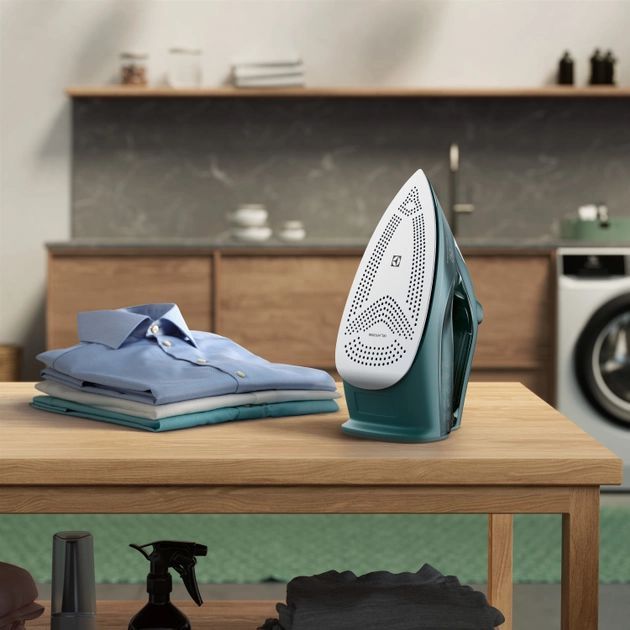 Утюг Electrolux, 2600Вт, 330мл, паровой удар 210гр, керам. подошва, зеленый