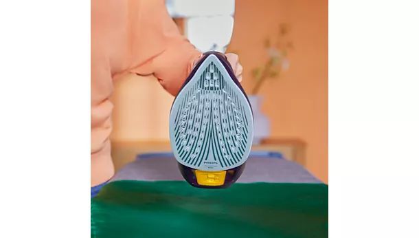Утюг Philips 7000 Series, 3000Вт, 300мл, паровой удар -250гр, постоянный пар - 50гр, нерж. сталь, пурпурный