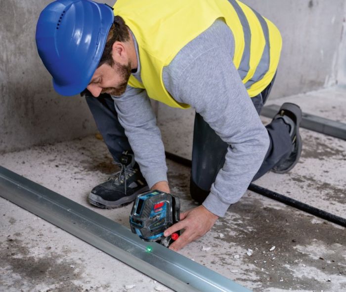 Нівелір лазерний Bosch Professional GCL 2-50 G, до 15м, ±0.3мм/м, в чемодані з тримачем RM 10, затиском DK 10, чохлом, мішенню, 0.58кг