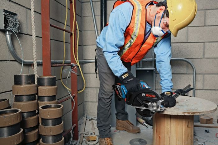 Пила дискова акумуляторна Bosch Professional GKM 18V-50 2х18В 5А·год 136мм 4250об/хв 2.2кг