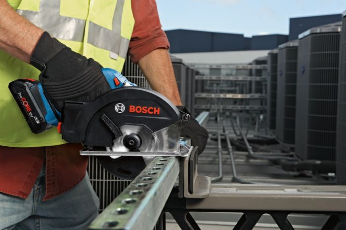 Пила дискова акумуляторна Bosch Professional GKM 18V-50 2х18В 5А·год 136мм 4250об/хв 2.2кг