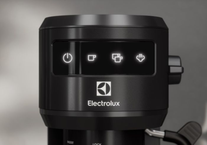 Кофеварка Electrolux рожоковая , 1л, молотый, ручной капуч, LED-дисплей, подогрев чашек, черный