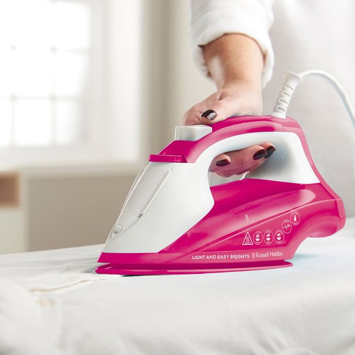Утюг Russell Hobbs Light & Easy Brights Berry, 2600Вт, 240мл, паровой удар -115гр, постоянный пар - 35гр, керам. подошва, малиновый