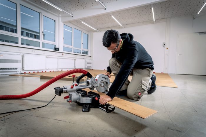 Пила торцовочная Metabo KGS 216 M с протяжкой, 1200Вт, диск 215мм, пропил 70/40мм, 13.4кг
