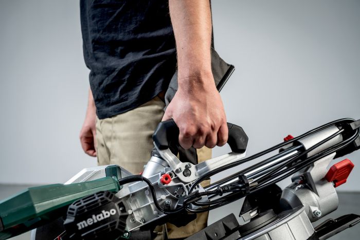 Пила торцовочная Metabo KGS 216 M с протяжкой, 1200Вт, диск 215мм, пропил 70/40мм, 13.4кг