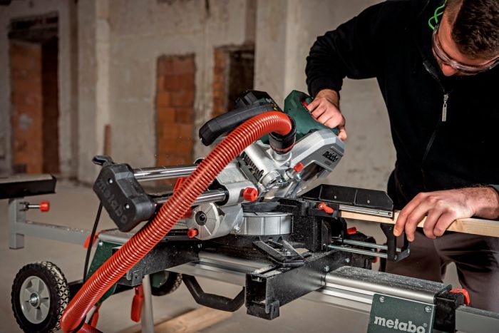 Пила торцовочная Metabo KGS 216 M с протяжкой, 1200Вт, диск 215мм, пропил 70/40мм, 13.4кг