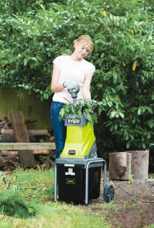 Подрібнювач садовий мережевий Ryobi RSH2545B 2500Вт 45мм 40л ніж 13.4кг