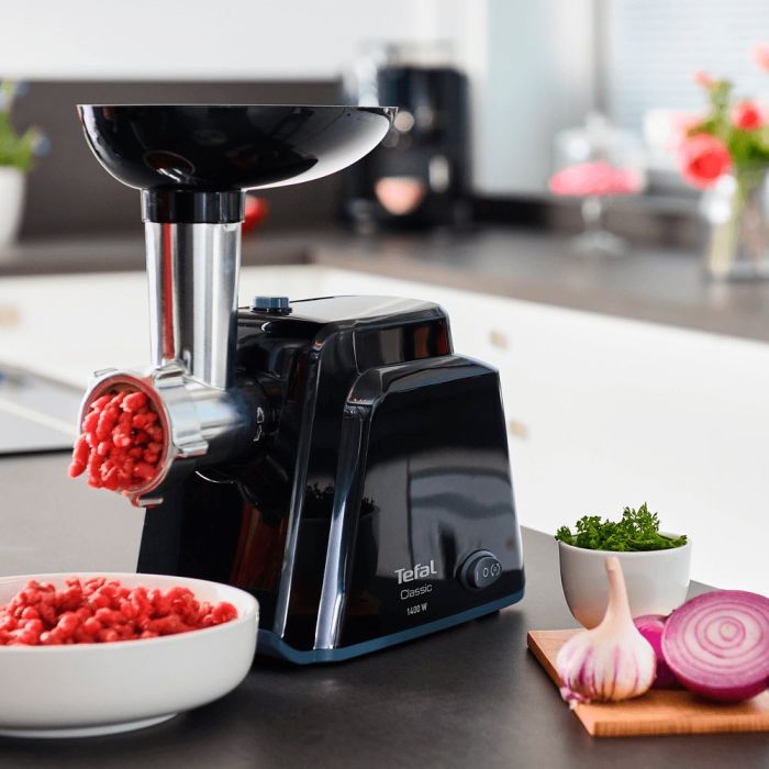 Мясорубка Tefal Classic, 1400Вт, 1.7кг/мин, 2 решетки, насадка для колбас, пластик, черный
