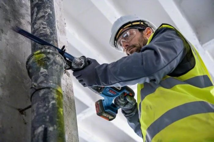 Пила сабельная аккумуляторная Bosch GSA 185-LI, 18 В, пропил 230мм, ход 28мм, 3.2кг без АКБ и ЗП