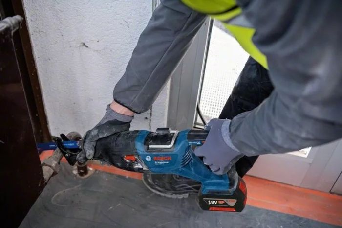 Пила сабельная аккумуляторная Bosch GSA 185-LI, 18 В, пропил 230мм, ход 28мм, 3.2кг без АКБ и ЗП