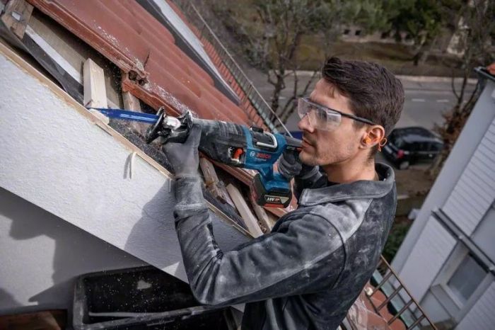Пила сабельная аккумуляторная Bosch GSA 185-LI, 18 В, пропил 230мм, ход 28мм, 3.2кг без АКБ и ЗП