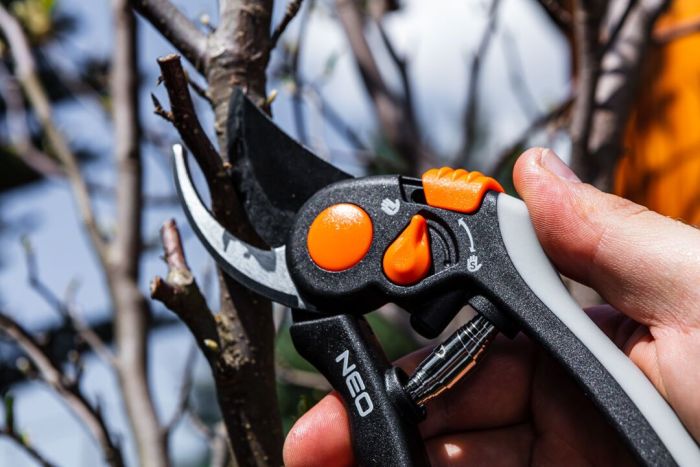 Секатор плоскостной Neo Tools, d реза 18мм, 200мм, 248г