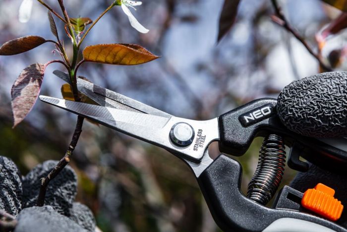 Секатор площинний Neo Tools, d різу 18мм, 200мм, 120г