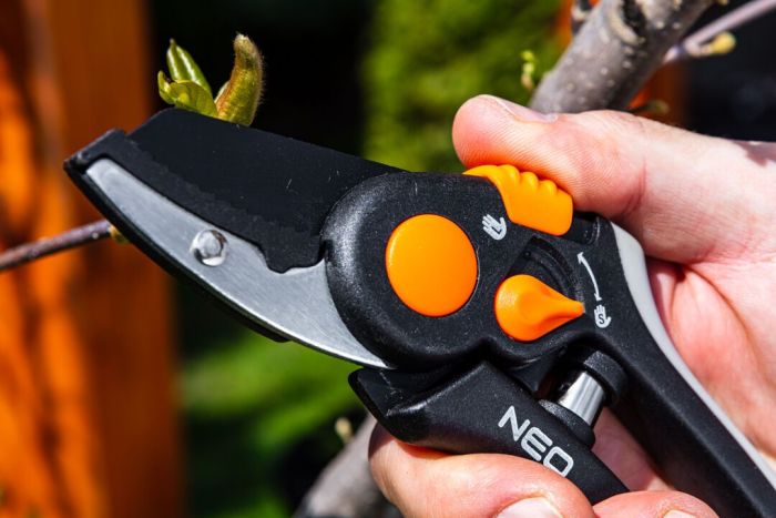 Секатор контактний Neo Tools, d різу 18мм, 200мм, 240г