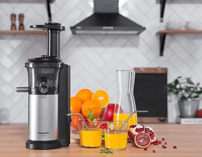Соковитискач Panasonic Viva Collection шнековий 150Вт, чаша-0.4л, пластик/метал, чорний