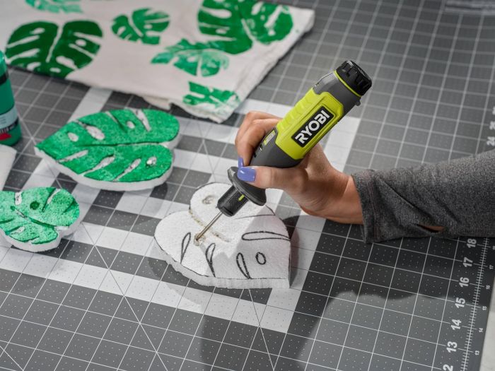 Термонож аккумуляторный Ryobi USB Lithium RHC4-120G 4В 2А·ч 150/270°С 5 сменных насадок 0.13кг