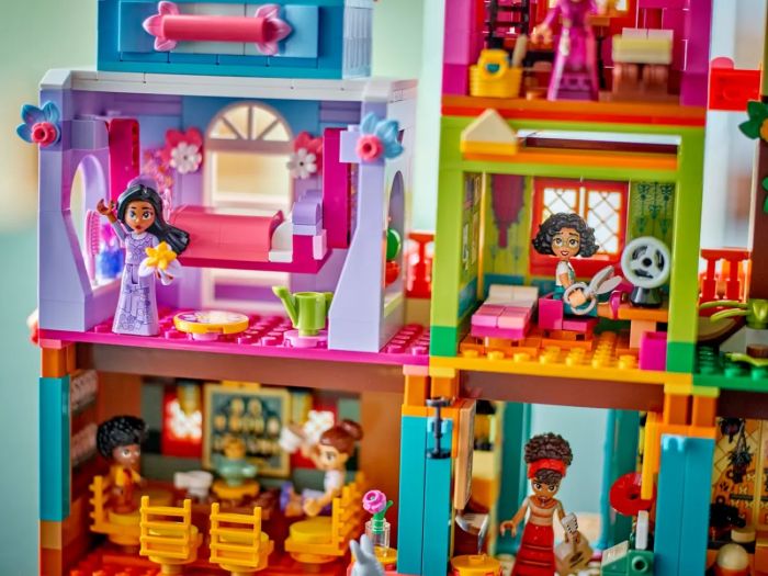 Конструктор LEGO Disney Волшебный дом Мадрыгал