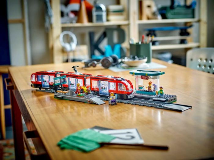 Конструктор LEGO City Трамвай и вокзал в центре города
