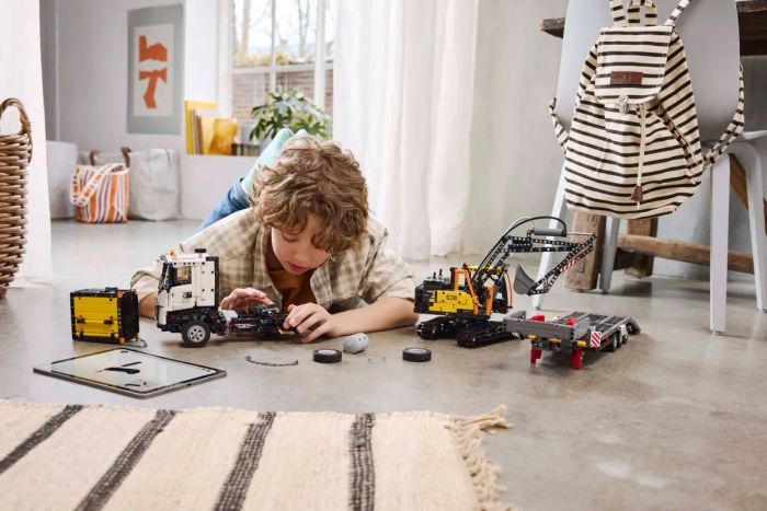 Конструктор LEGO Technic Грузовик Volvo FMX и Электрический экскаватор EC230