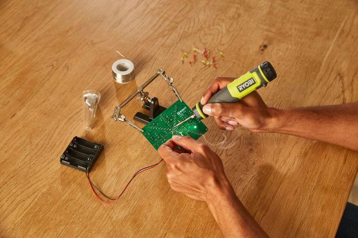 Паяльник аккумуляторный Ryobi USB Lithium RSI4-120G 4В 2А·ч 460°С светодиодная подсветка 0.1кг