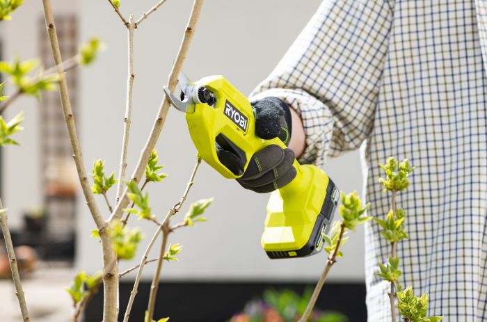 Секатор аккумуляторный Ryobi ONE+ RY18SCA-0 18В d реза 25мм 0.74кг без АКБ и ЗУ