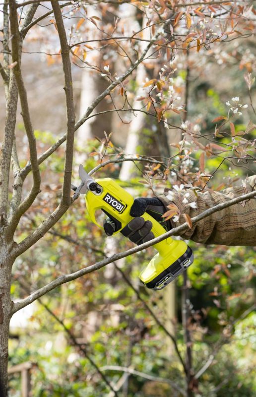 Секатор аккумуляторный Ryobi ONE+ RY18SCA-0 18В d реза 25мм 0.74кг без АКБ и ЗУ