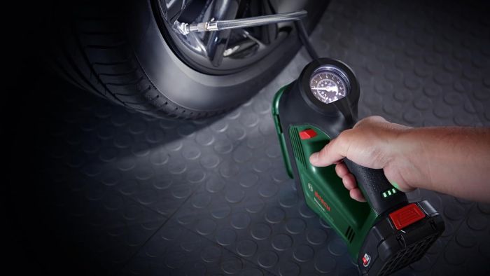Автомобильный компрессор аккумуляторный Bosch UniversalPump, 18В, без АКБ и ЗП