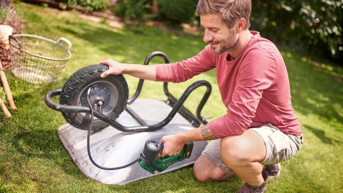 Автомобильный компрессор аккумуляторный Bosch UniversalPump, 18В, без АКБ и ЗП