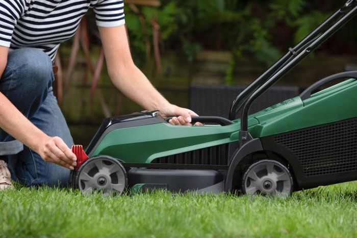 Газонокосилка аккумуляторная Bosch CityMower 18V-32-300 18В акб 1х4А·час 34см 31л 30-60мм 9.4кг